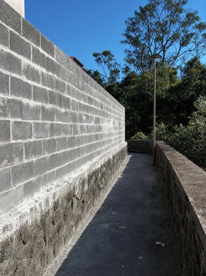 Mur de clôture neuf