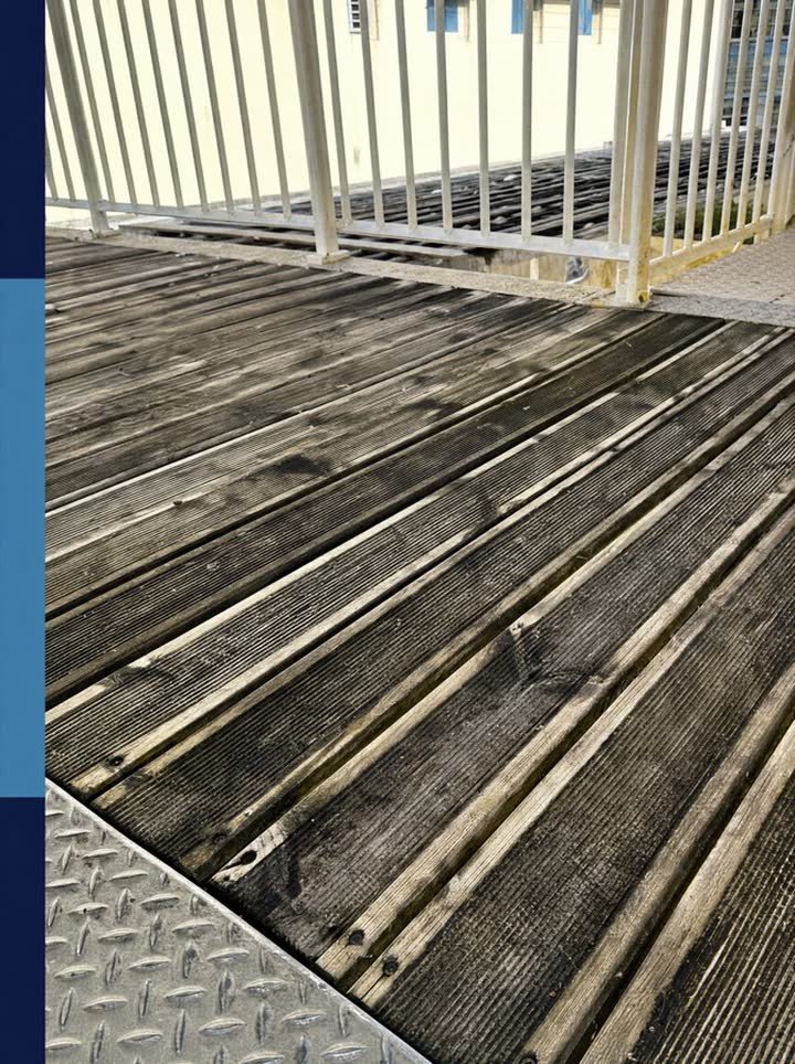 Passerelle bois grisée